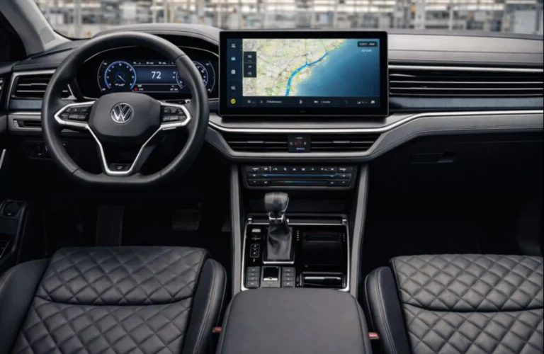 Futuristic dashboard of the VW Tayron R-Line featuring a large 15-inch touchscreen and premium leather upholstery.